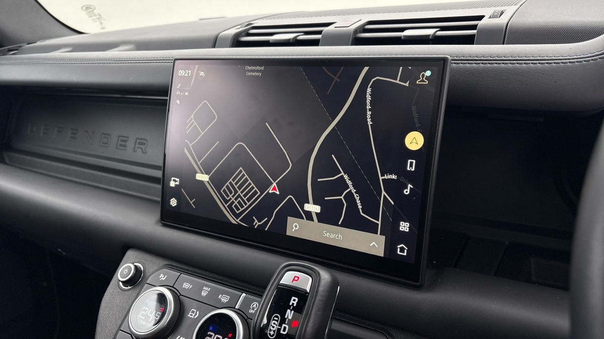 Land Rover Defender 110 Image 17