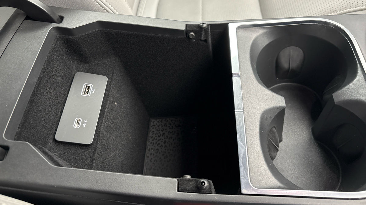 Jaguar E-PACE Image 28