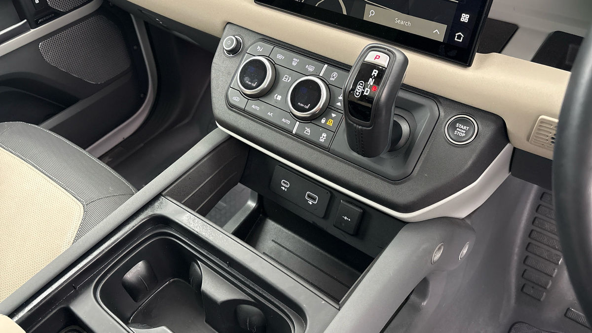 Land Rover Defender 130 Image 18