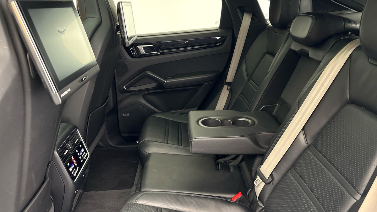 Porsche Cayenne Image 32