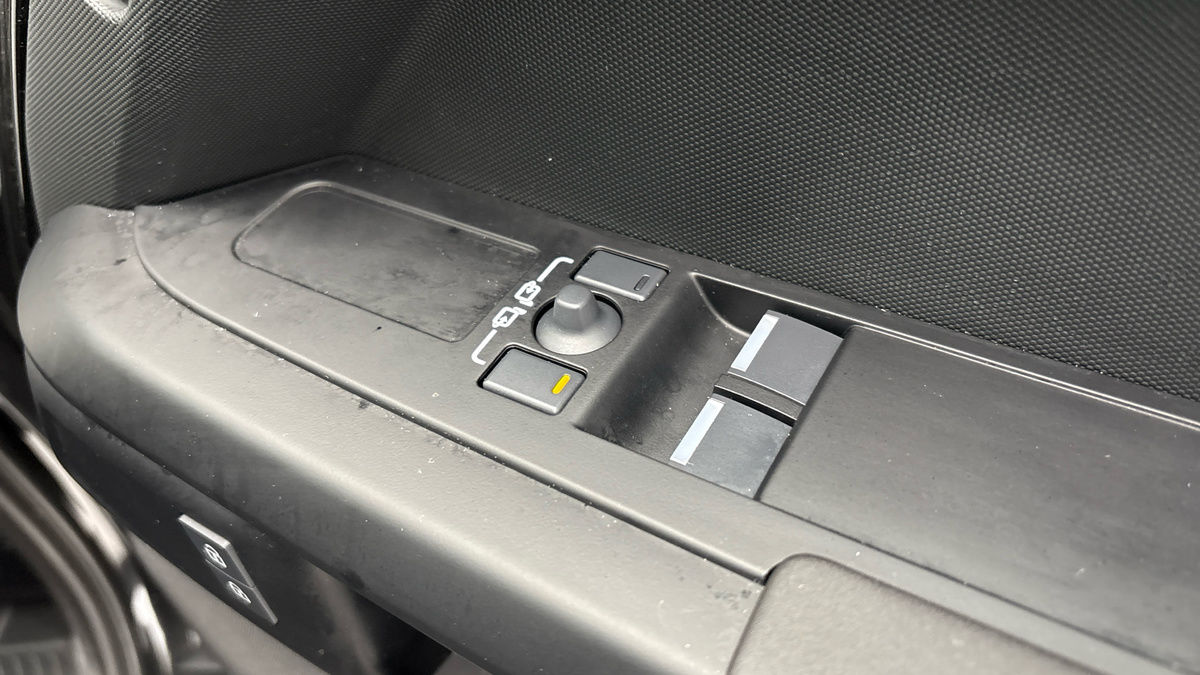Land Rover Defender 90 Image 25