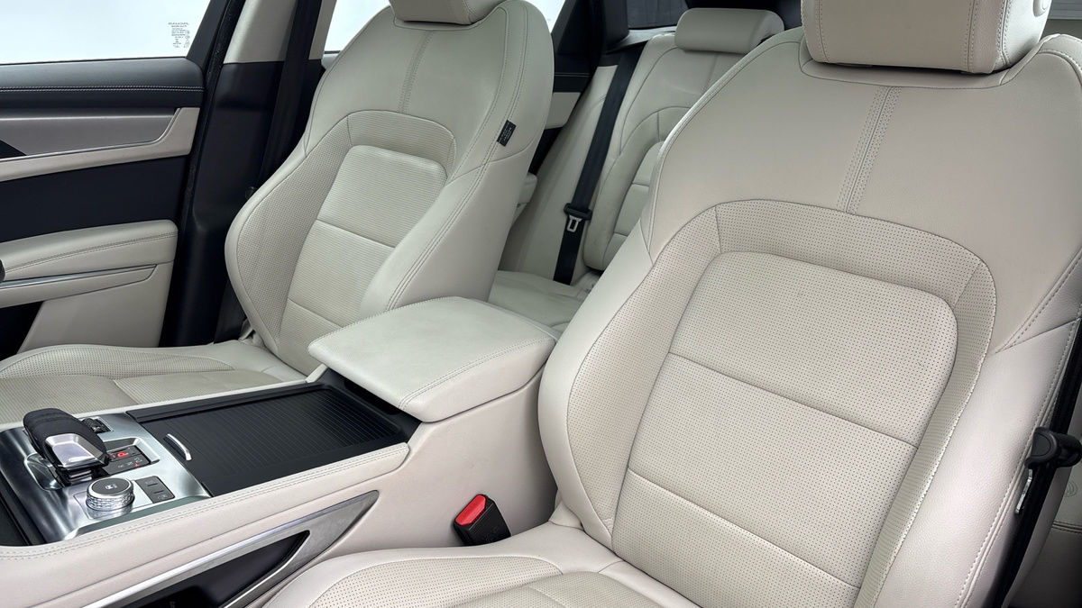 Jaguar F-PACE Image 7