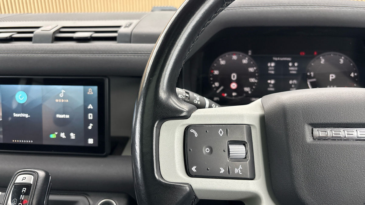 Land Rover Defender 110 Image 13