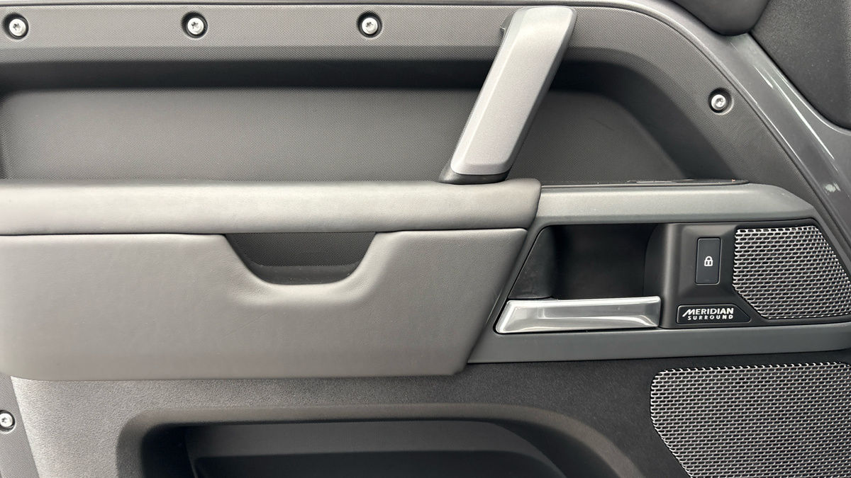 Land Rover Defender 110 Image 19