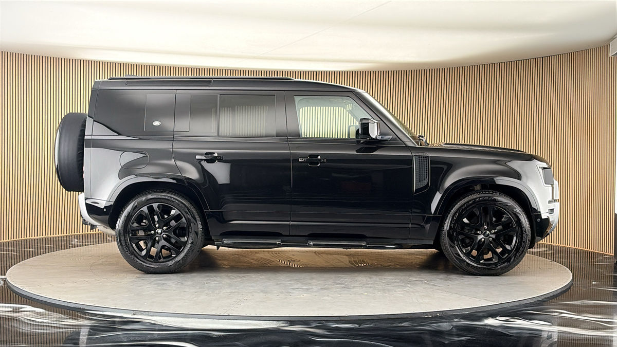 Land Rover Defender 110 Image 16