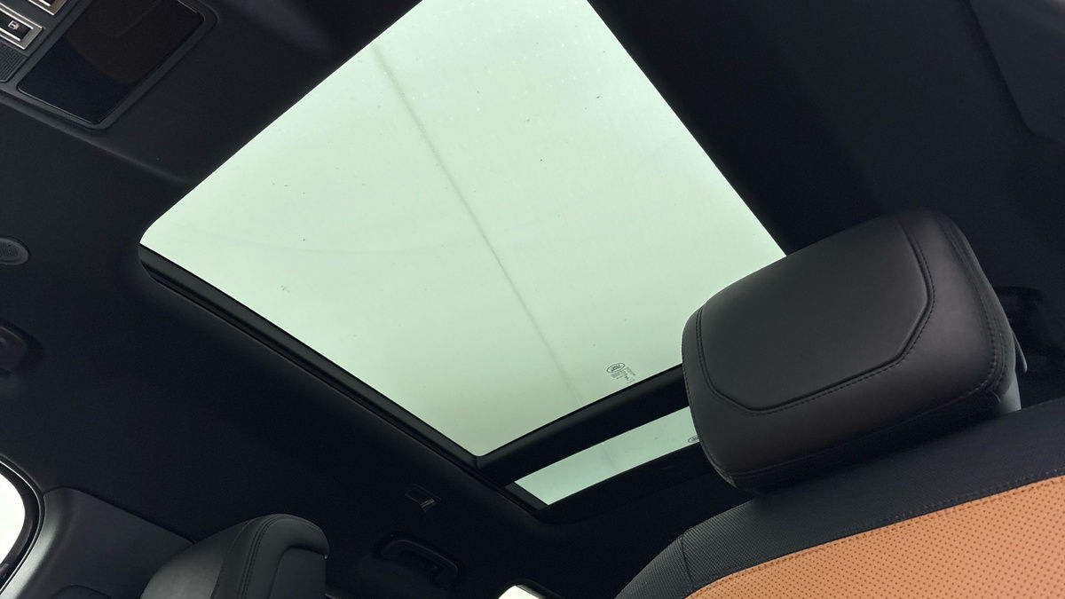 Land Rover Defender 110 Image 6