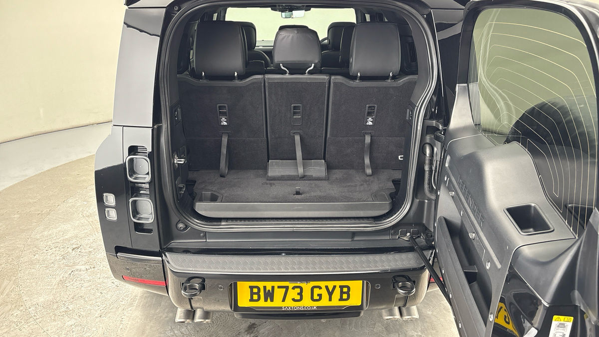 Land Rover Defender 130 Urban Image 11