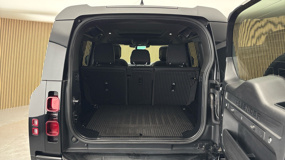 Land Rover Defender 110 Image 11