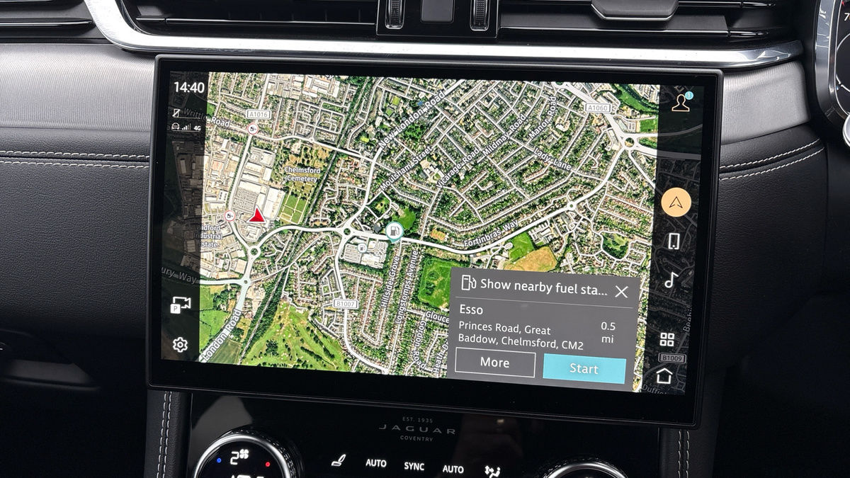 Jaguar F-PACE Image 17