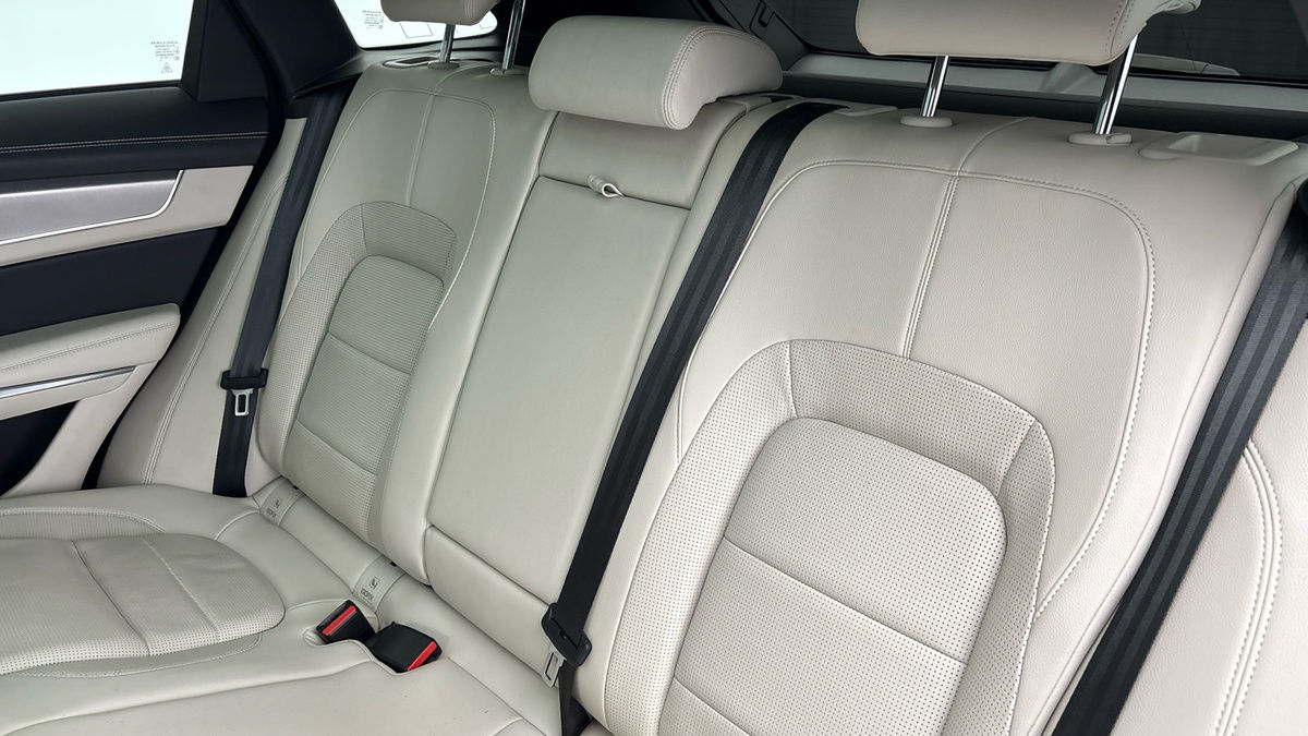 Jaguar F-PACE Image 8