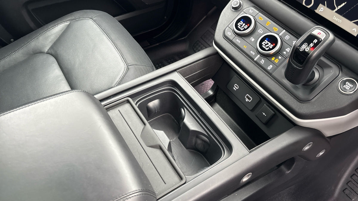 Land Rover Defender 110 Image 18