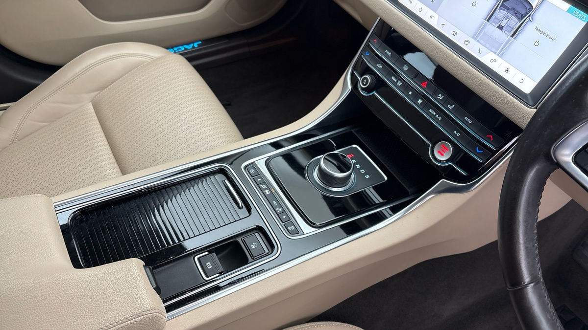 Jaguar XF Image 18