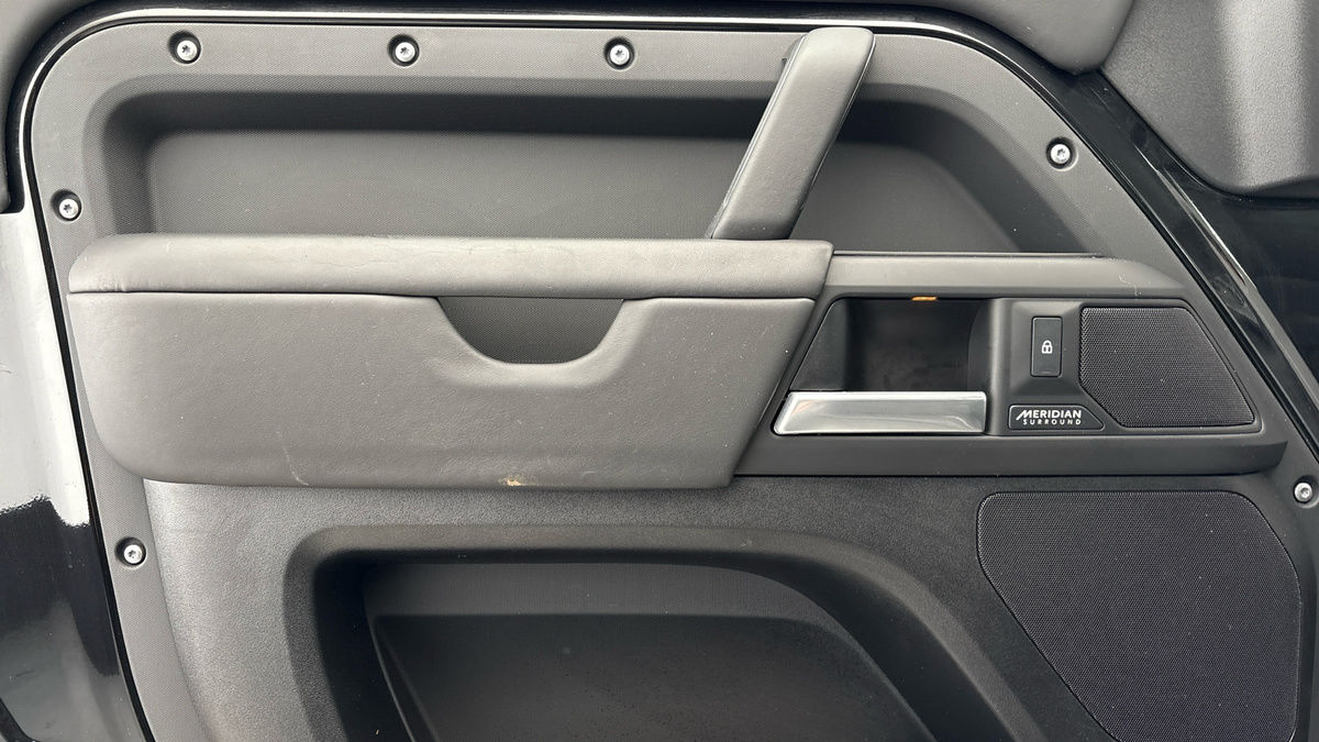 Land Rover Defender 90 Image 19