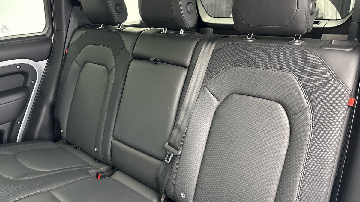 Land Rover Defender 110 Image 8