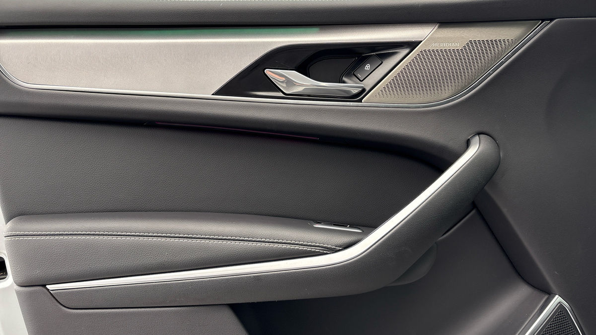 Jaguar F-PACE Image 19