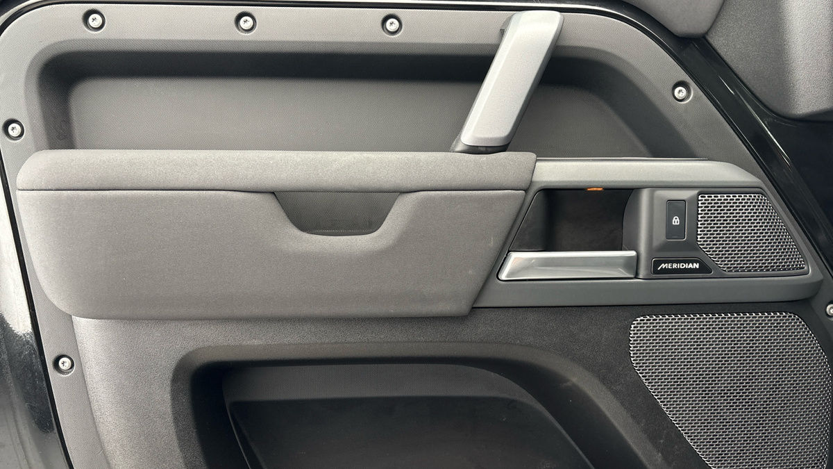 Land Rover Defender 110 Image 19