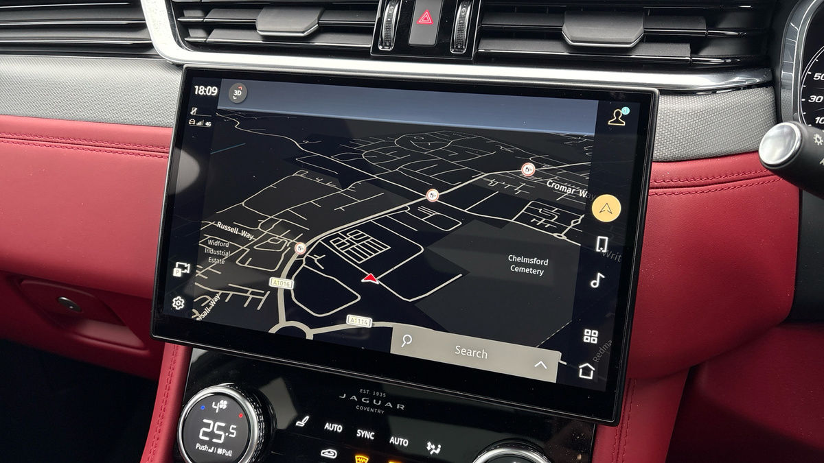 Jaguar F-PACE Image 17