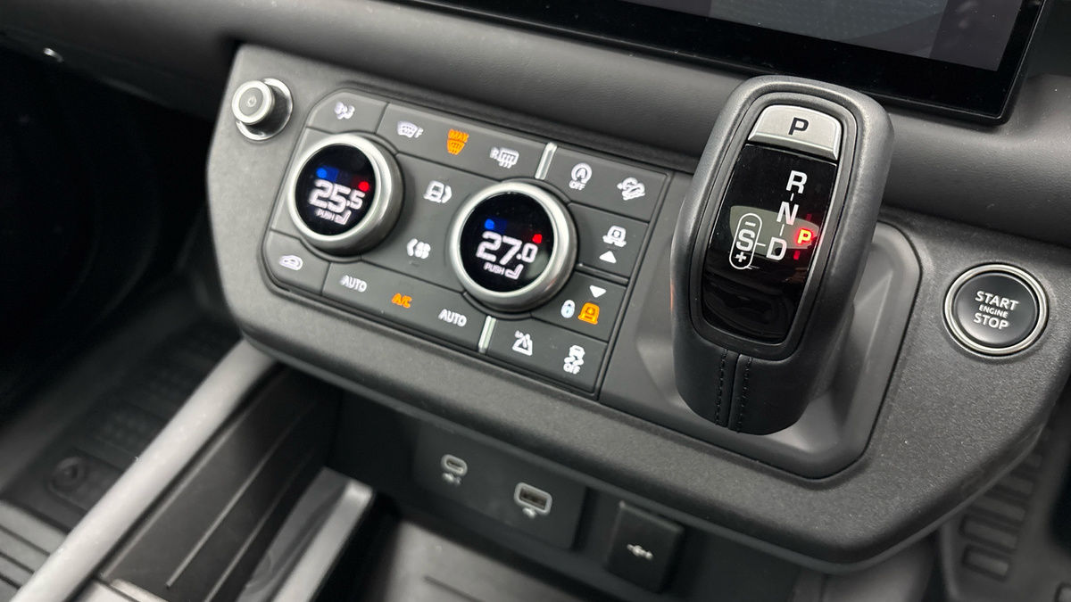 Land Rover Defender 110 Image 29
