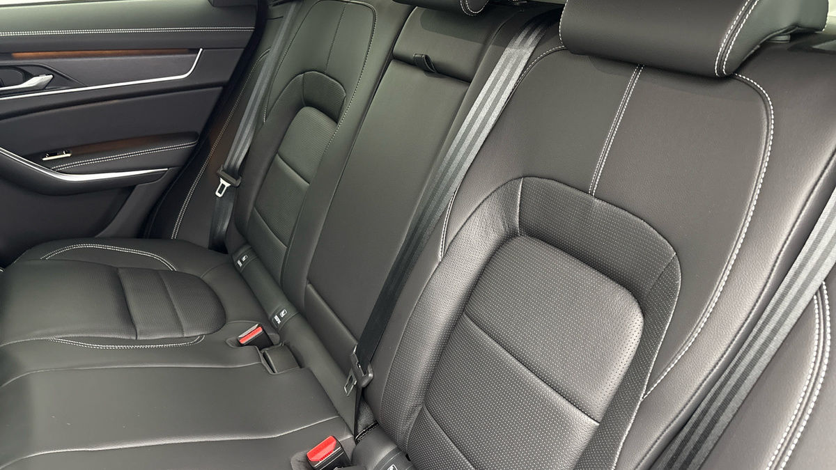 Jaguar F-PACE Image 8