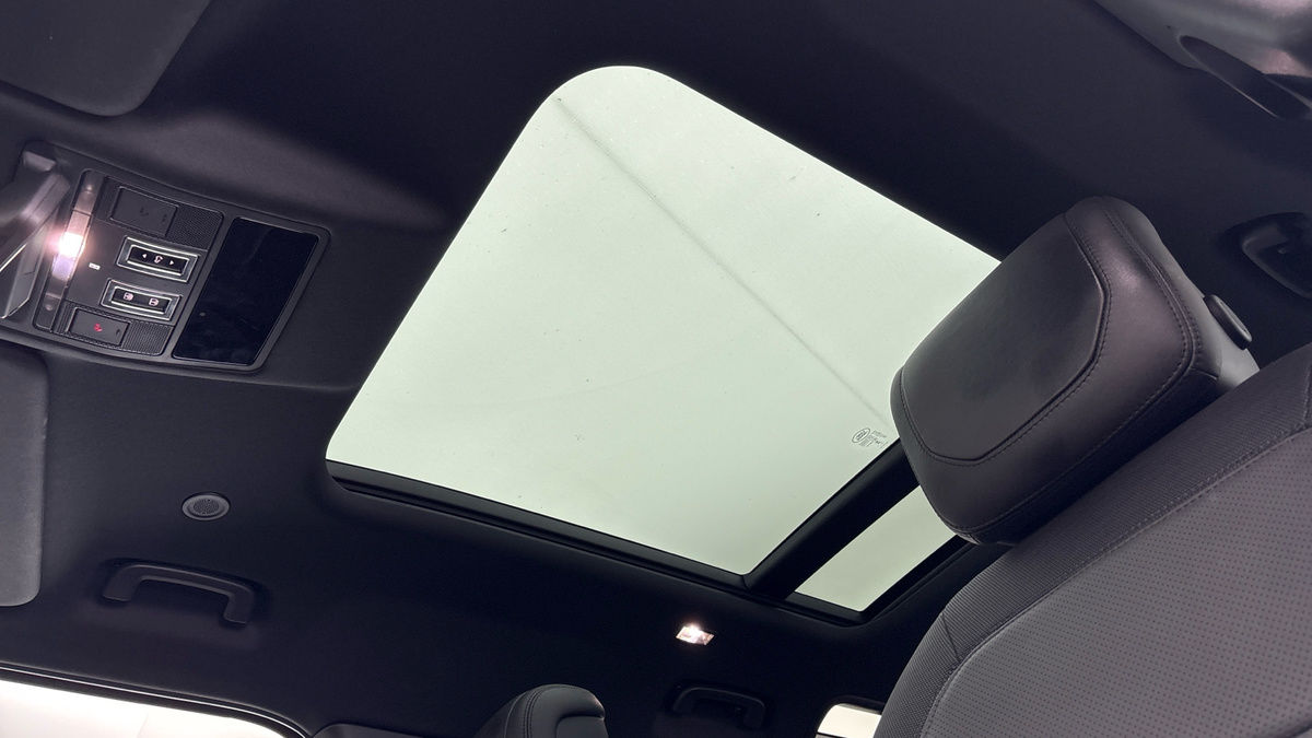 Land Rover Defender 110 Image 6