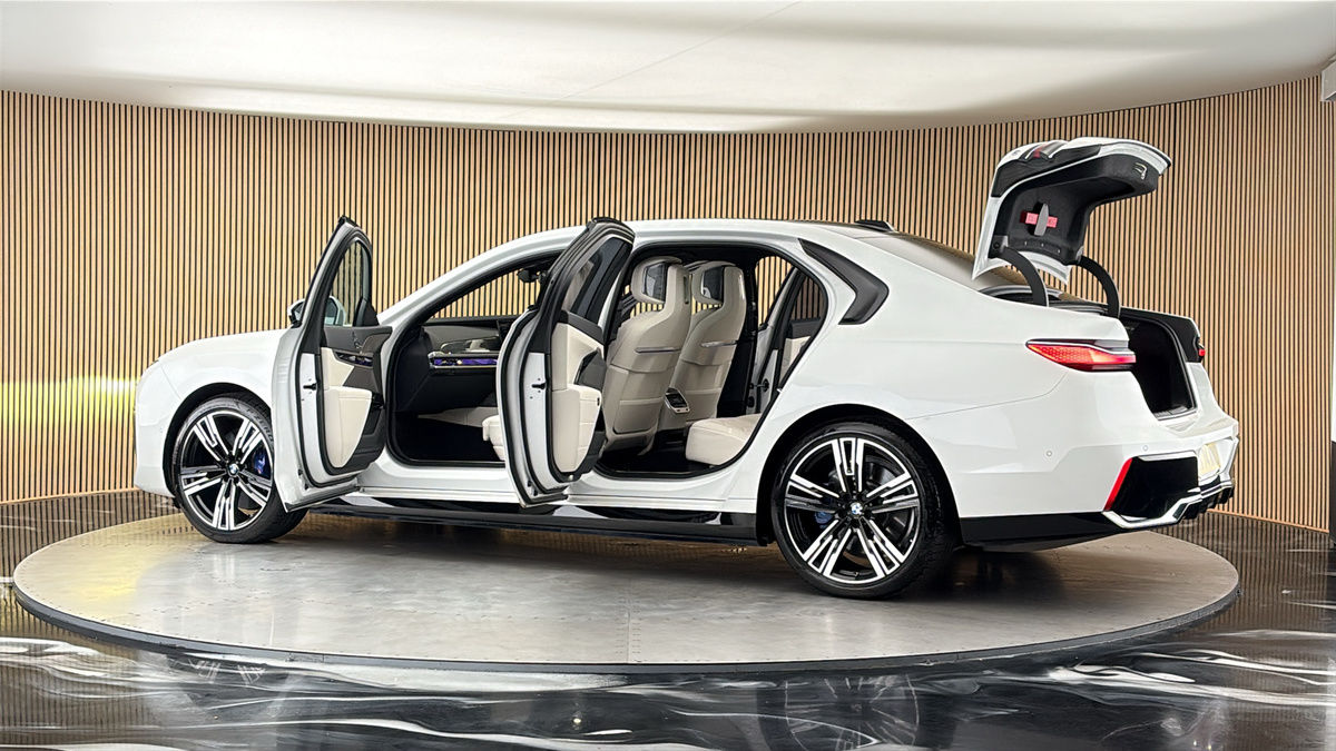 More views of BMW i7