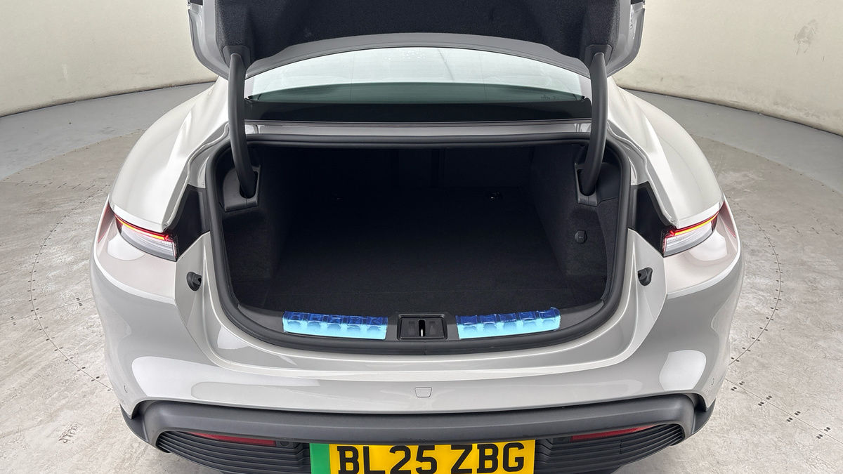 Porsche Taycan Image 11