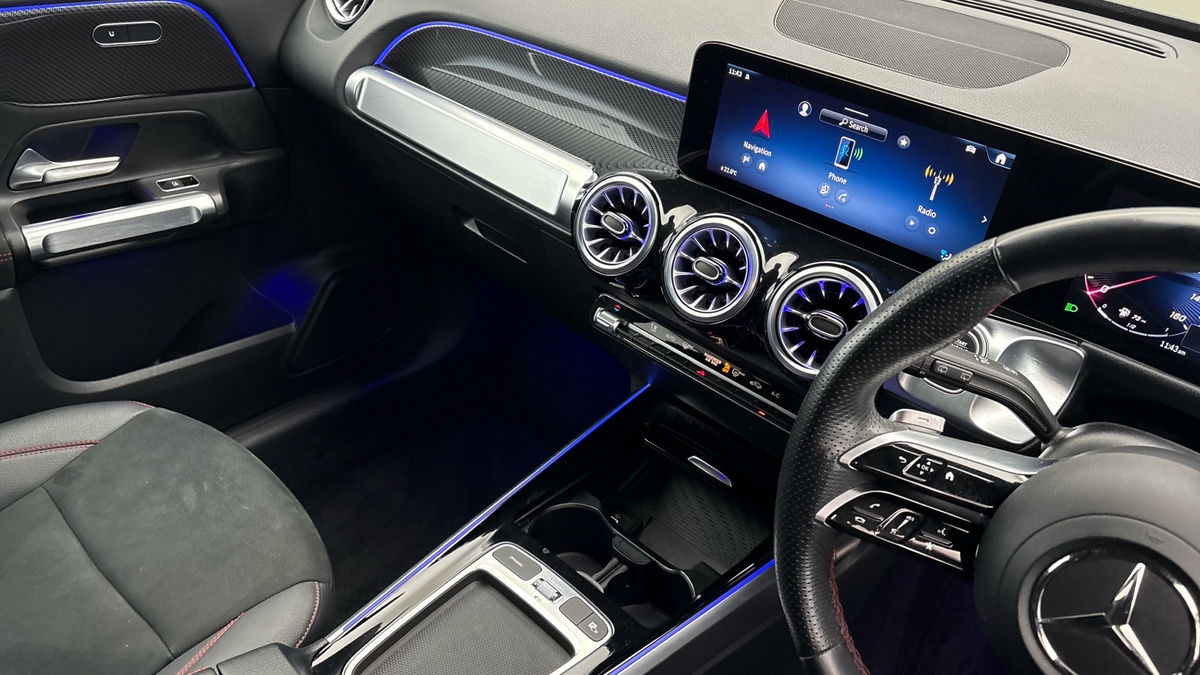 Mercedes-Benz GLB Image 18