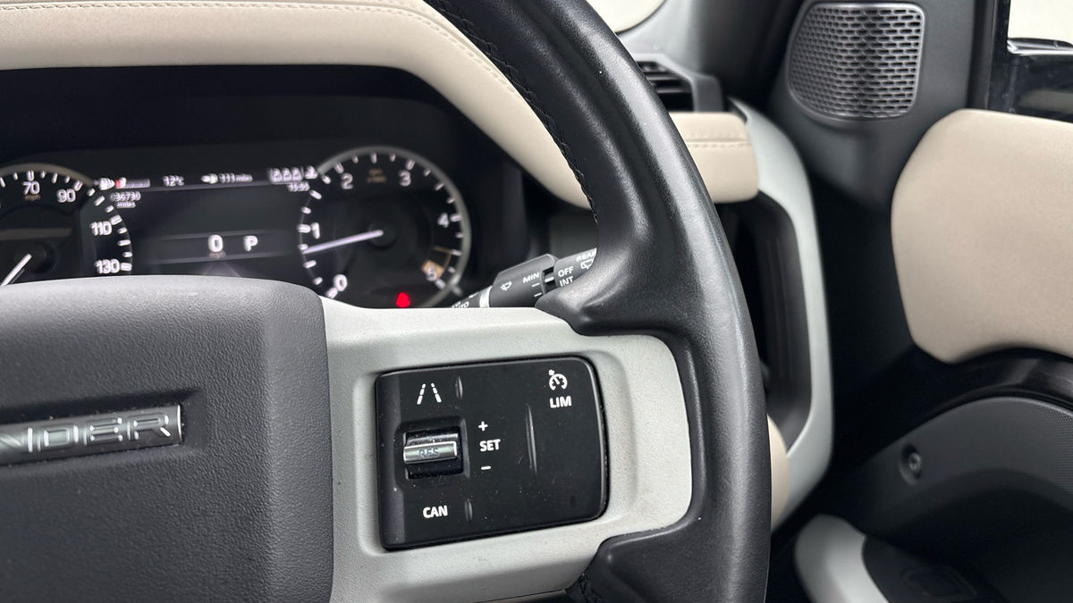 Land Rover Defender 110 Image 14