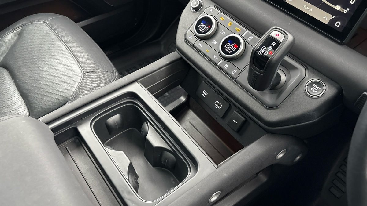 Land Rover Defender 110 Image 18