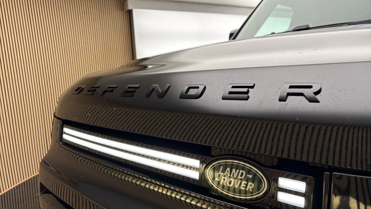 Land Rover Defender 130 Image 24