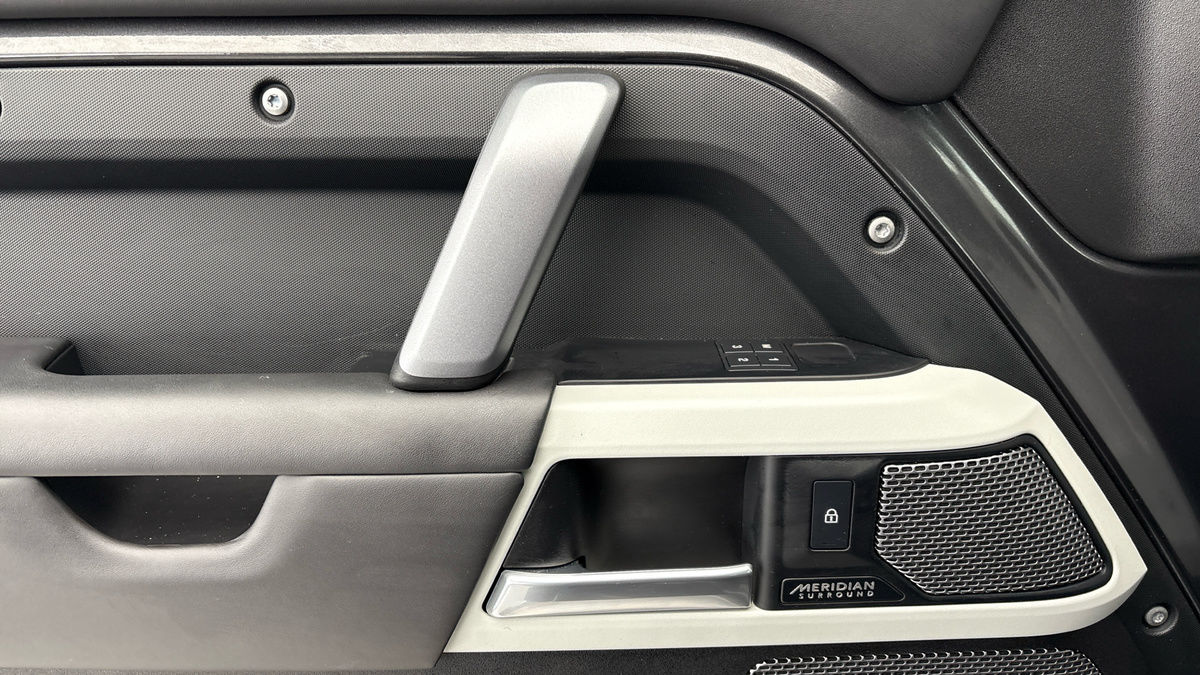 Land Rover Defender 110 Image 19