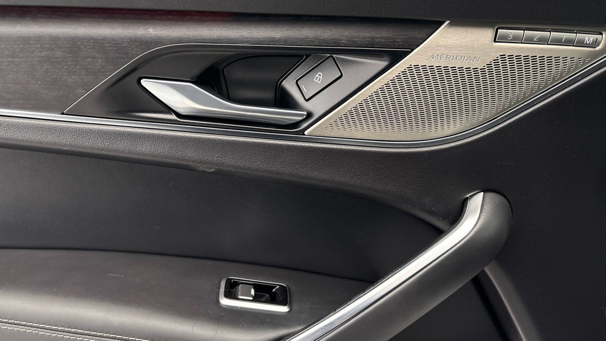 Jaguar F-PACE Image 19