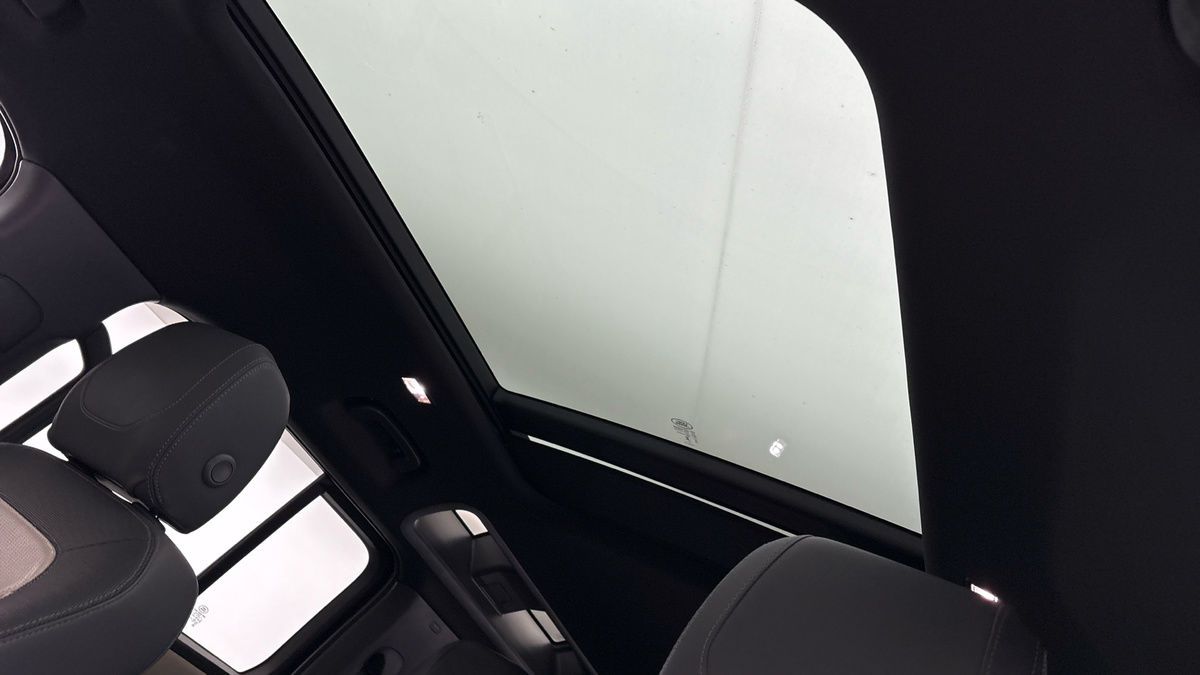 Land Rover Defender 110 Image 6