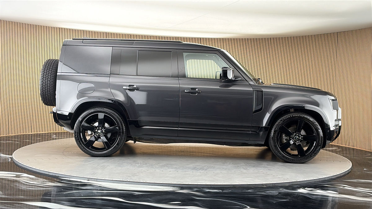 Land Rover Defender 110 Image 16
