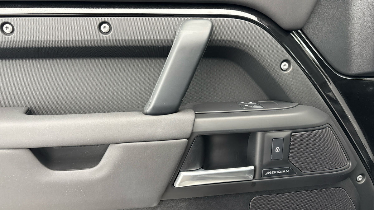 Land Rover Defender 110 Urban Image 19