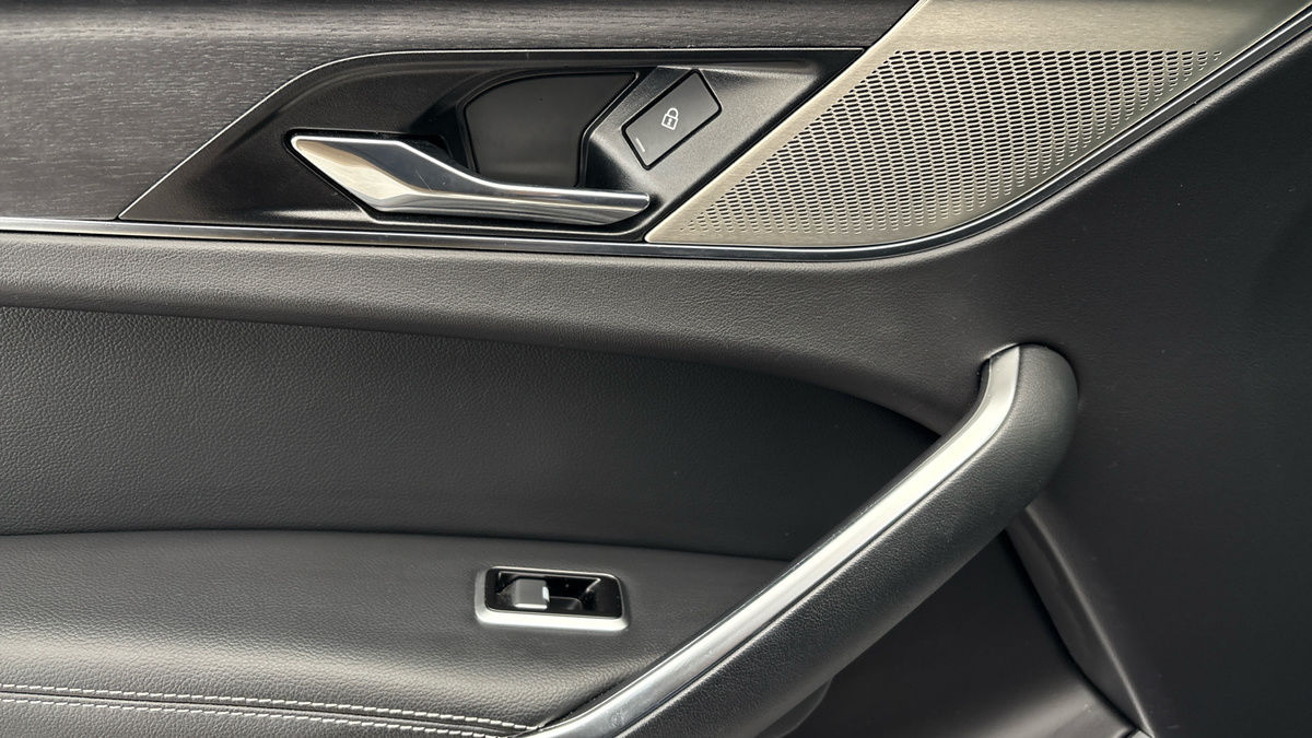 Jaguar F-PACE Image 19