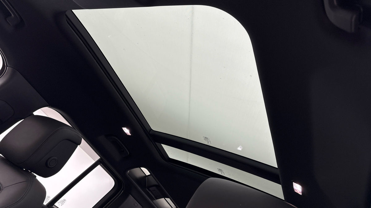 Land Rover Defender 110 Image 6