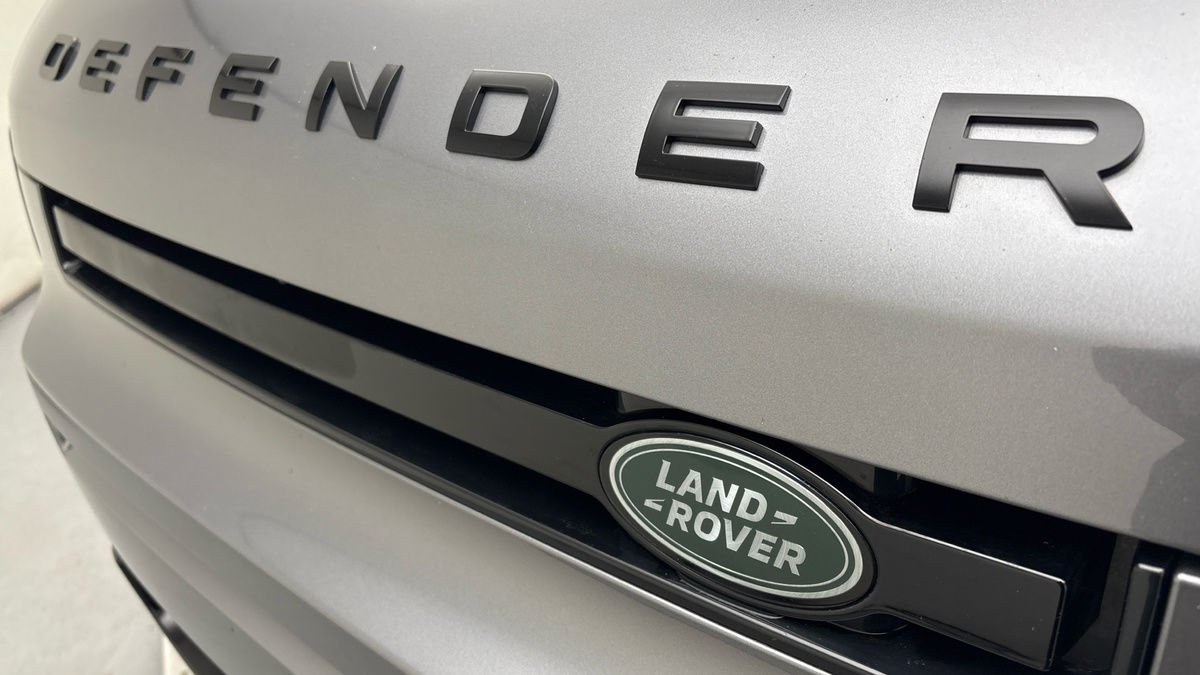 Land Rover Defender 110 Image 24