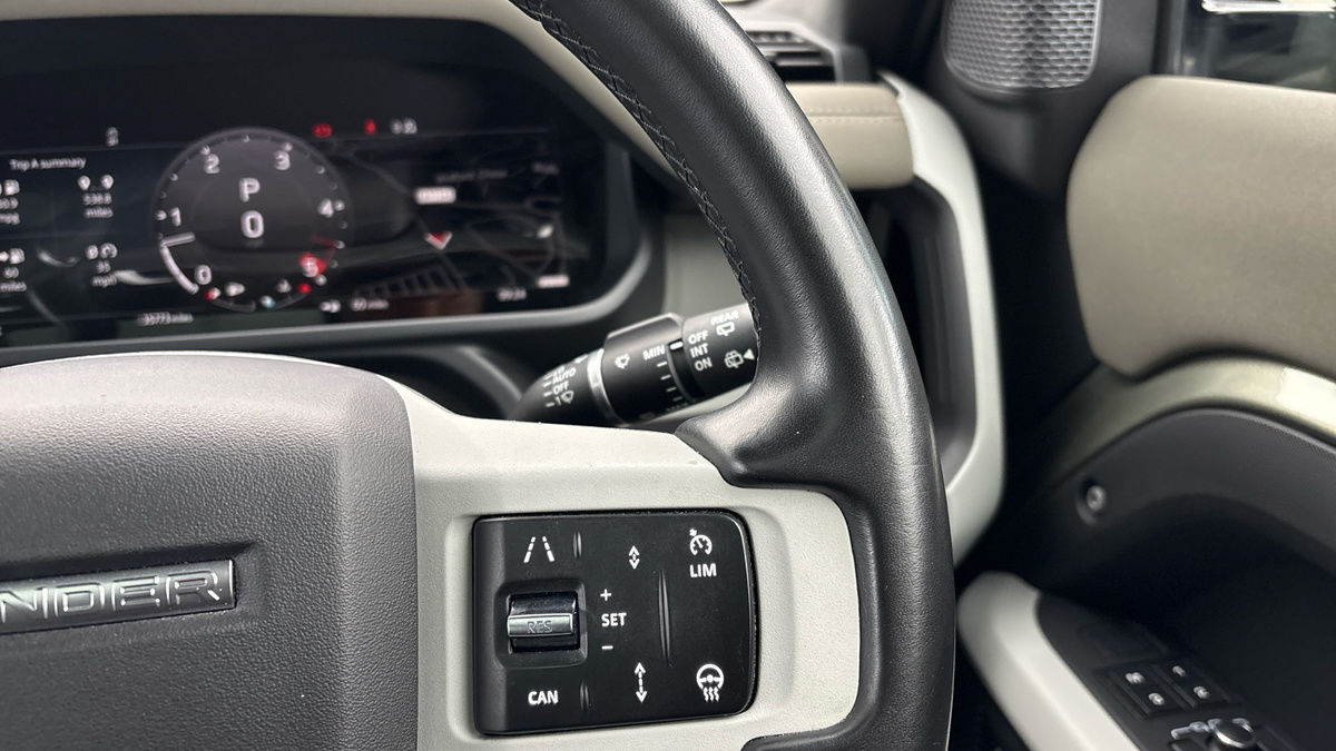 Land Rover Defender 110 Image 14