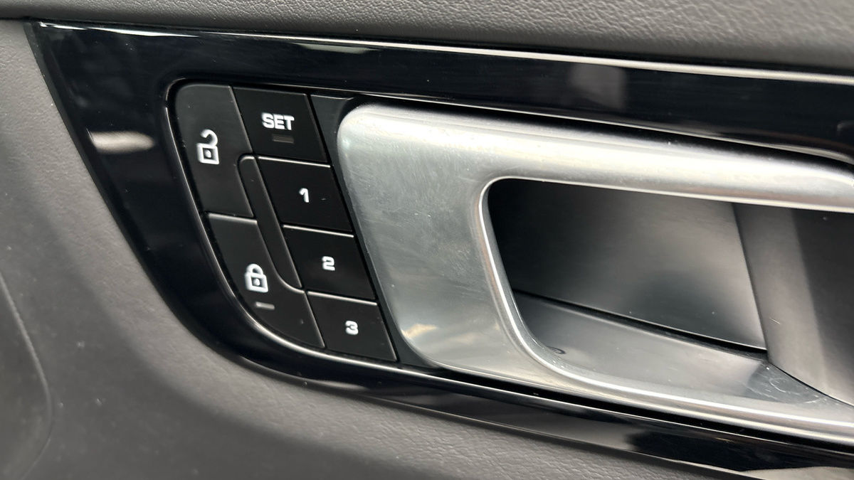Porsche Cayenne Image 26