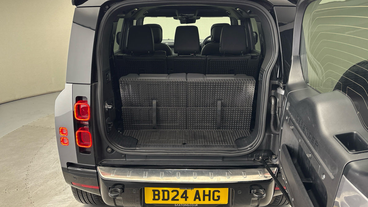 Land Rover Defender 110 Image 11