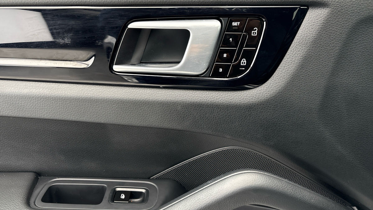 Porsche Cayenne Image 19