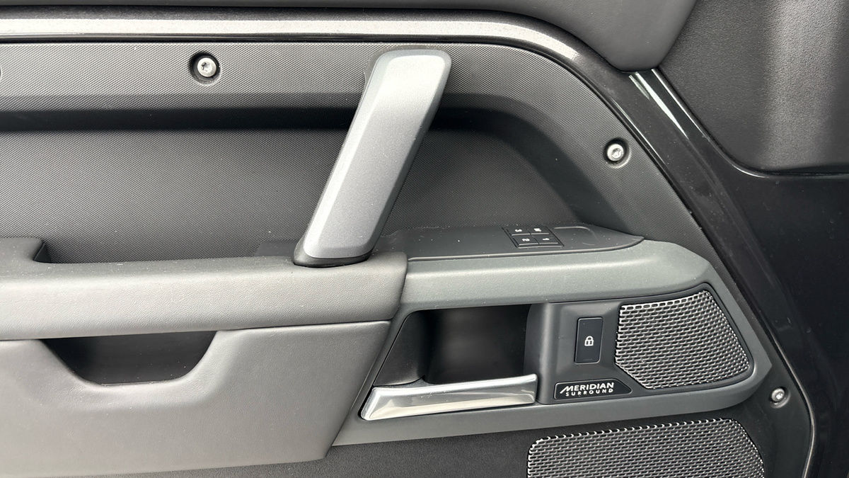Land Rover Defender 110 Image 19