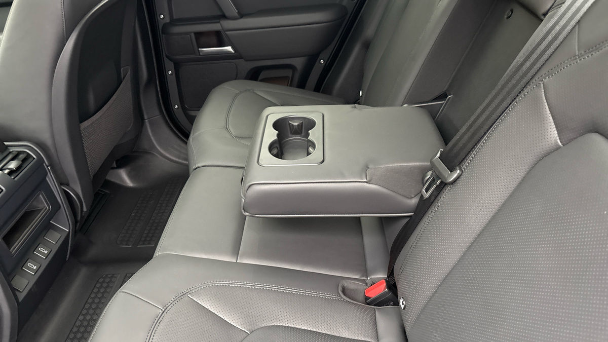 Land Rover Defender 110 Image 9