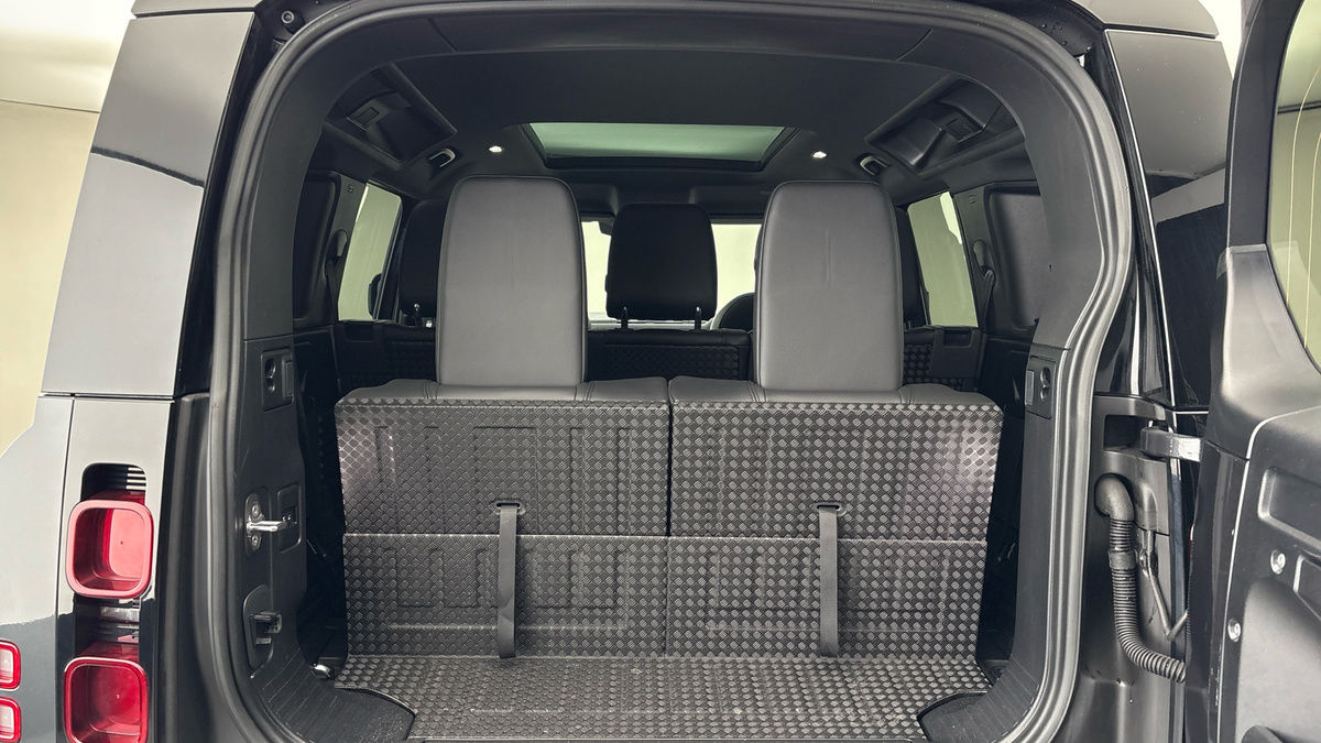Land Rover Defender 110 Image 11