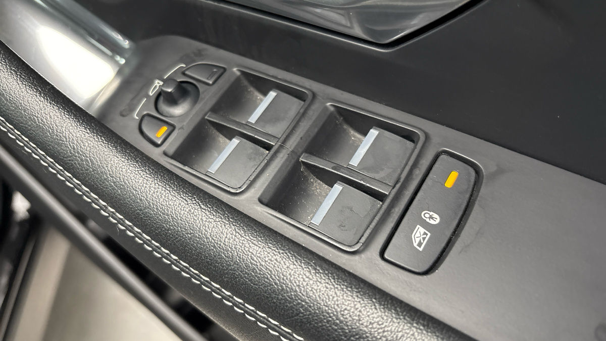 Jaguar E-PACE Image 25
