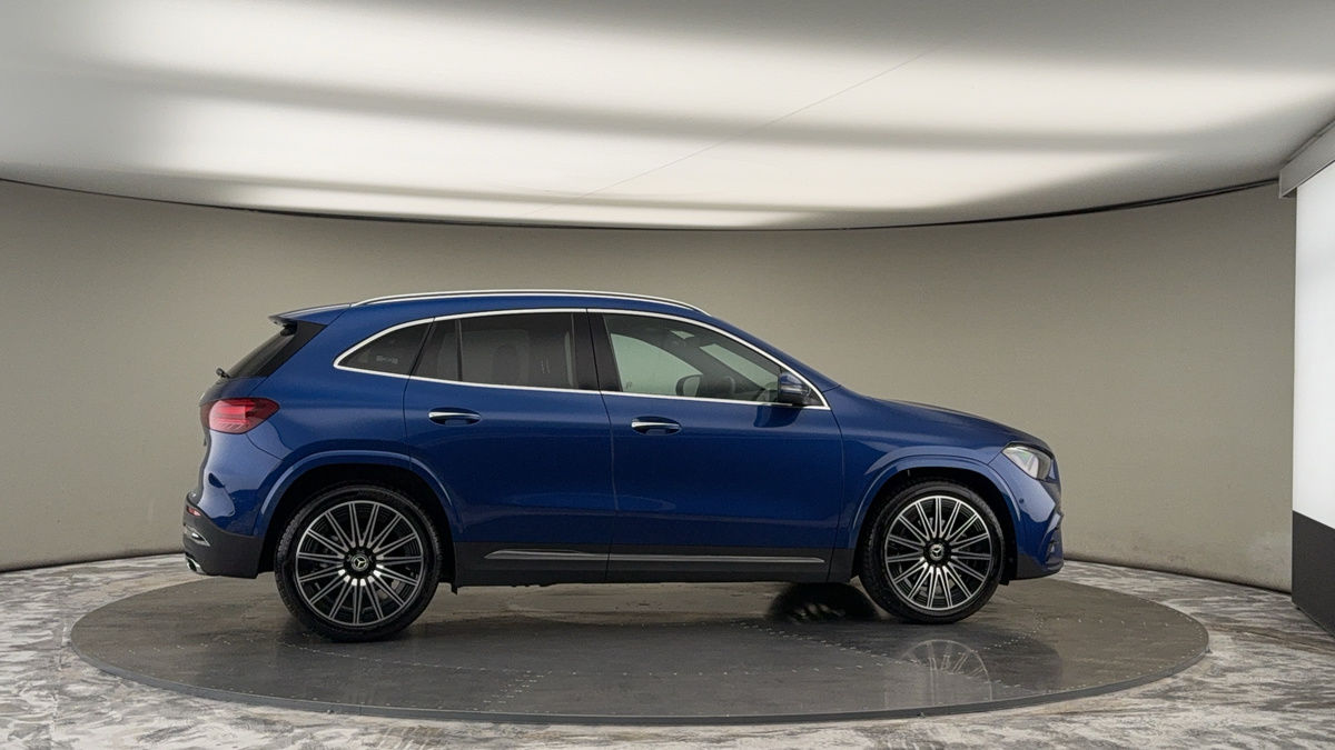 Mercedes-Benz GLA Image 16