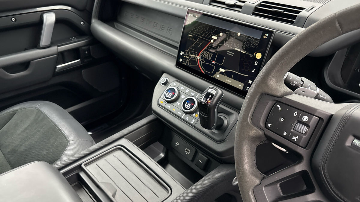 Land Rover Defender 110 Image 18
