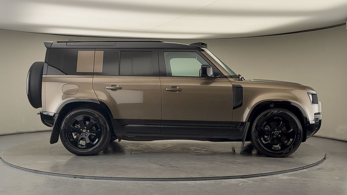 Land Rover Defender 110 Image 16