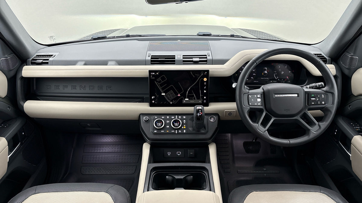 Land Rover Defender 110 Image 12